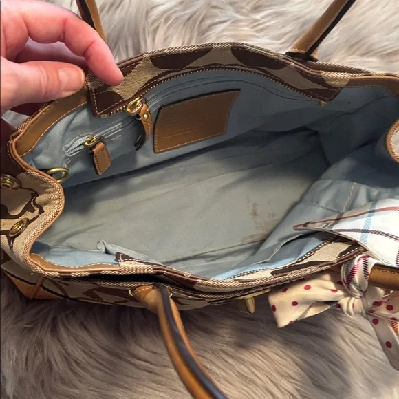 Coach purse with Bow Accent - Picture 7 of 8